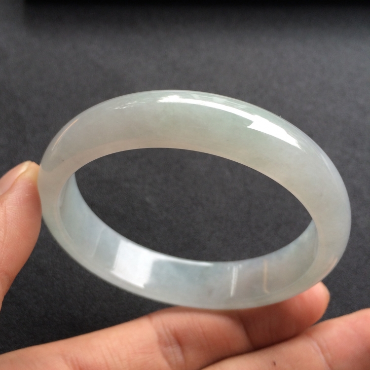 （超值推荐）糯冰种淡晴水手镯（55.1mm）