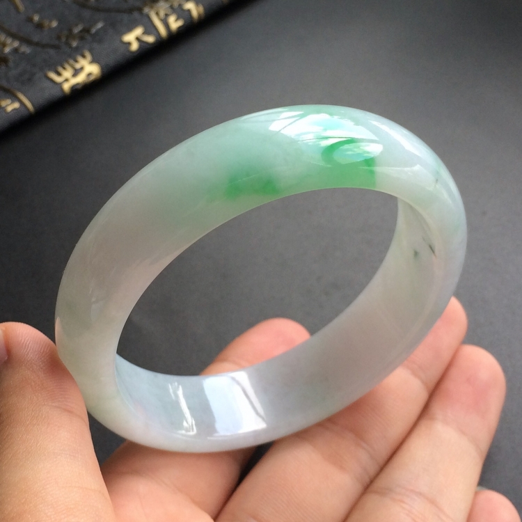 (超值推荐)糯冰种飘翠手镯(56.6mm)