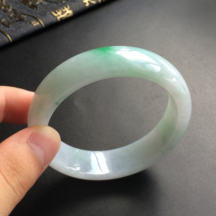 (超值推荐)糯冰种飘翠手镯(56.6mm)