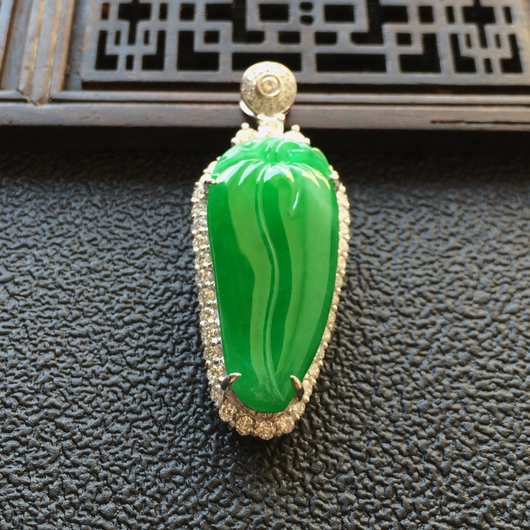 (超值推荐)冰种阳绿镶白金钻石福瓜胸坠