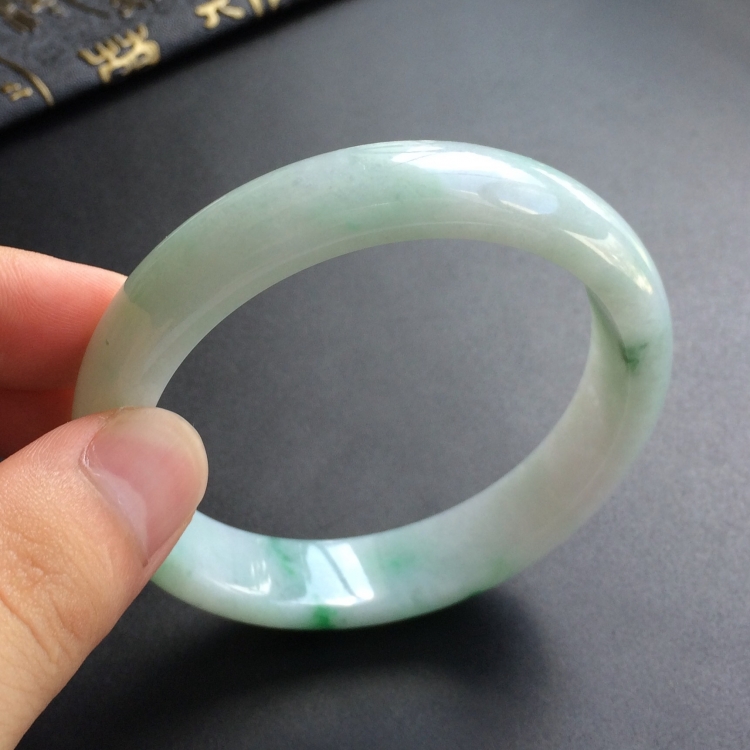 (超值推荐)糯冰种飘翠手镯(58.2mm)