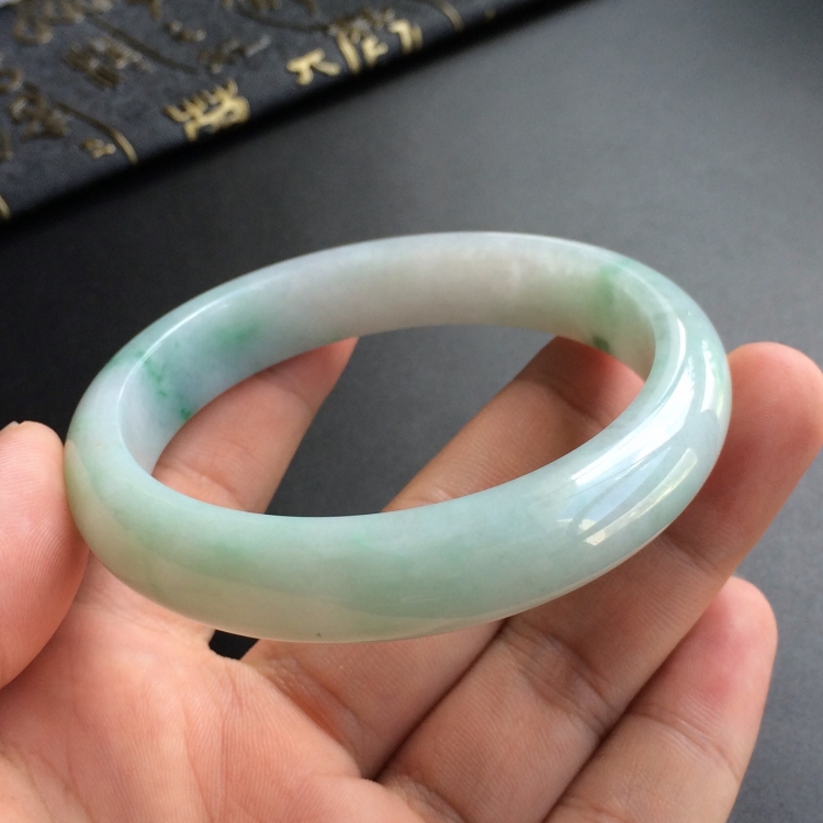 (超值推荐)糯冰种飘翠手镯(58.2mm)