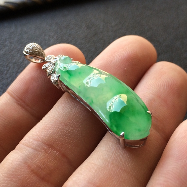 (超值推荐)冰种飘翠镶白金钻石四季豆胸坠