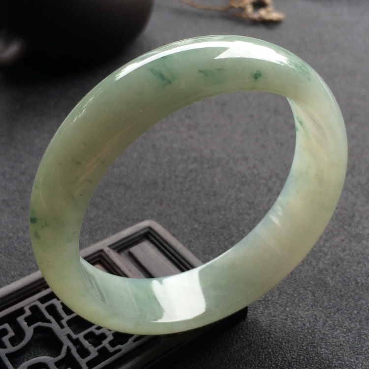 （超值推荐）糯冰种飘花手镯（58.7mm）