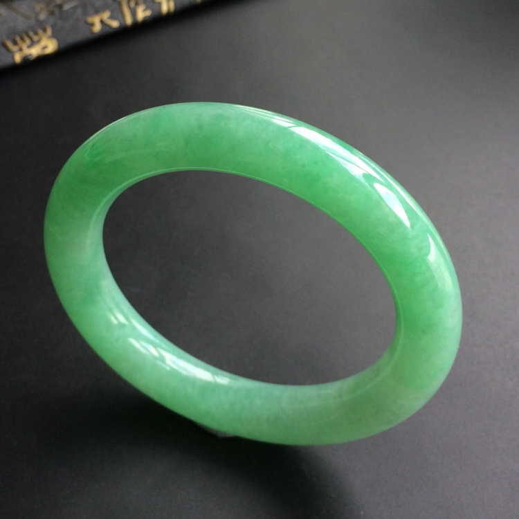 (超值推荐)糯冰种浅绿圆条手镯(57mm)