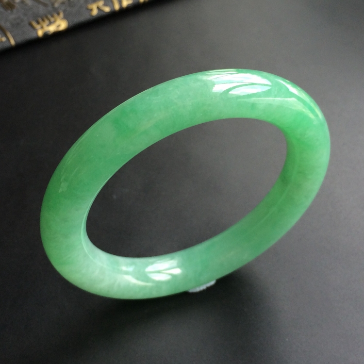 (超值推荐)糯冰种浅绿圆条手镯(57mm)