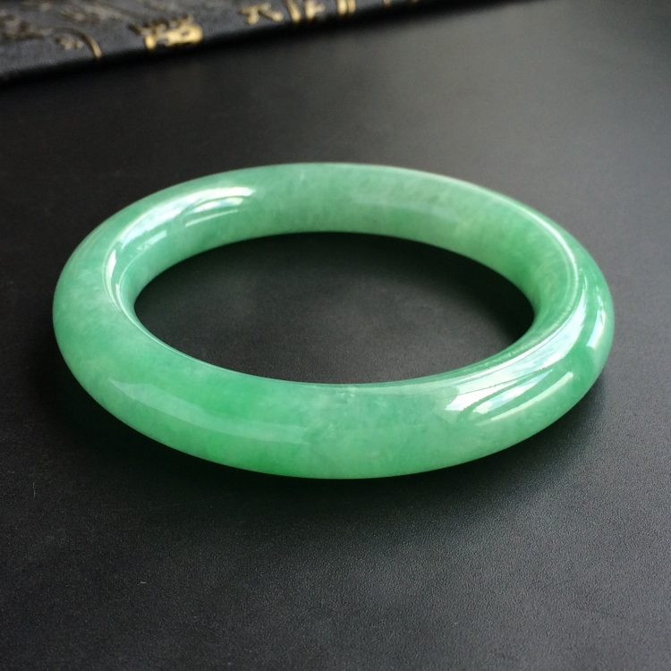 (超值推荐)糯冰种浅绿圆条手镯(57mm)