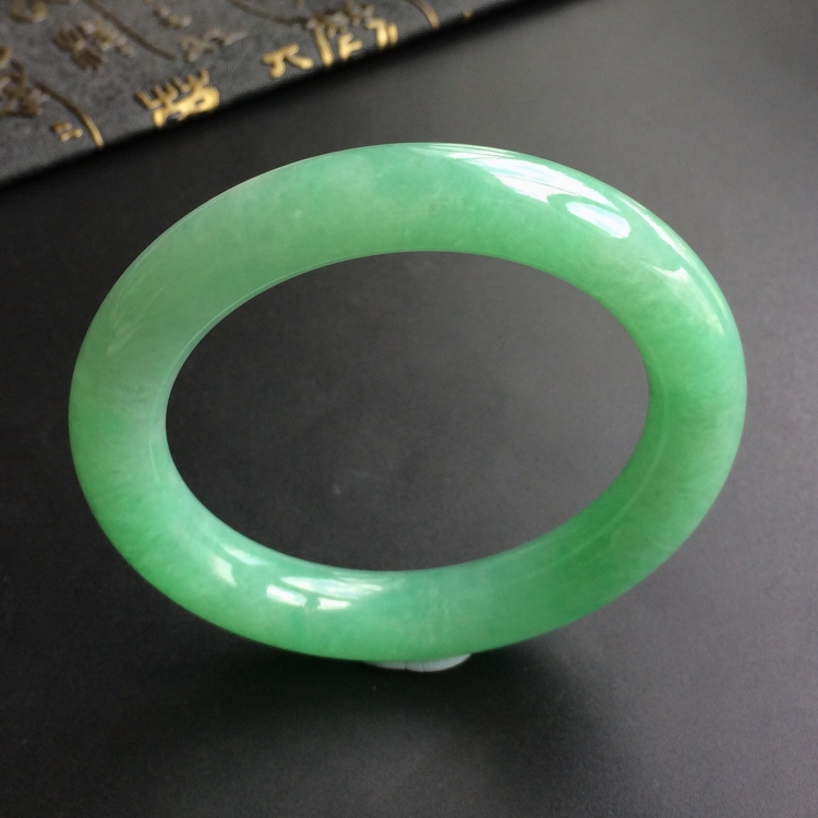 (超值推荐)糯冰种浅绿圆条手镯(57mm)