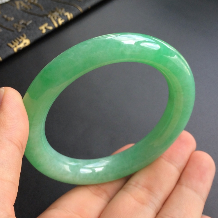 (超值推荐)糯冰种浅绿圆条手镯(57mm)