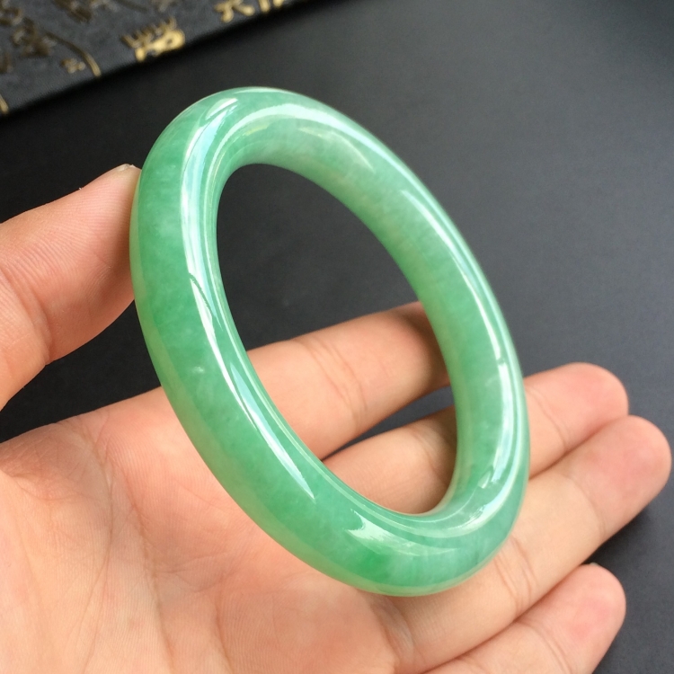 (超值推荐)糯冰种浅绿圆条手镯(57mm)