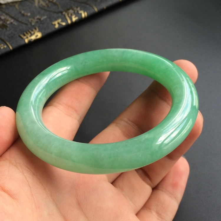(超值推荐)糯冰种浅绿圆条手镯(57mm)