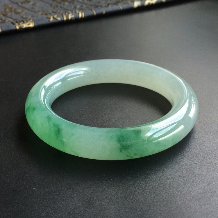 (超值推荐)糯冰种飘绿花圆条手镯(56.5mm)