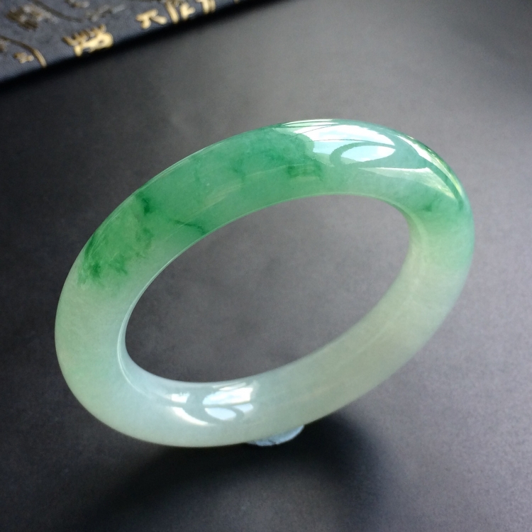 (超值推荐)糯冰种飘绿花圆条手镯(56.5mm)