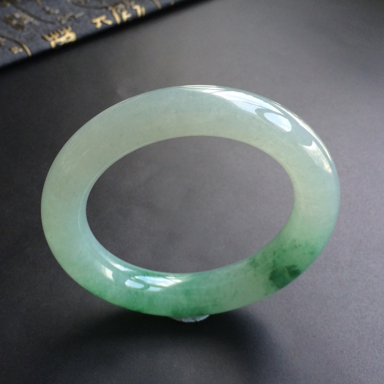 (超值推荐)糯冰种飘绿花圆条手镯(56.5mm)