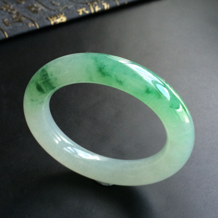 (超值推荐)糯冰种飘绿花圆条手镯(56.5mm)