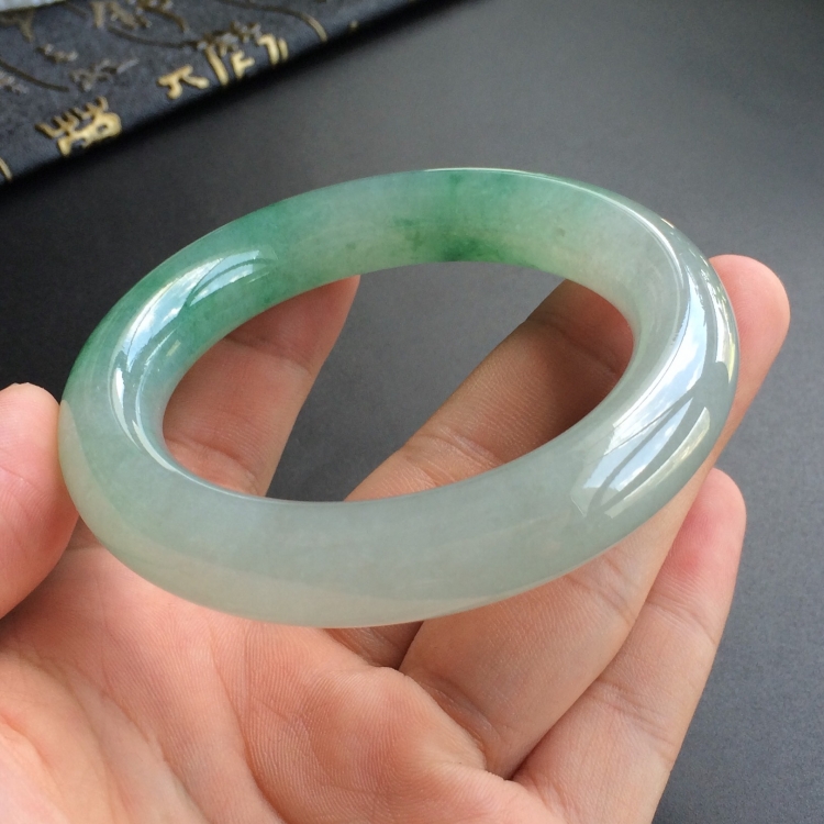 (超值推荐)糯冰种飘绿花圆条手镯(56.5mm)