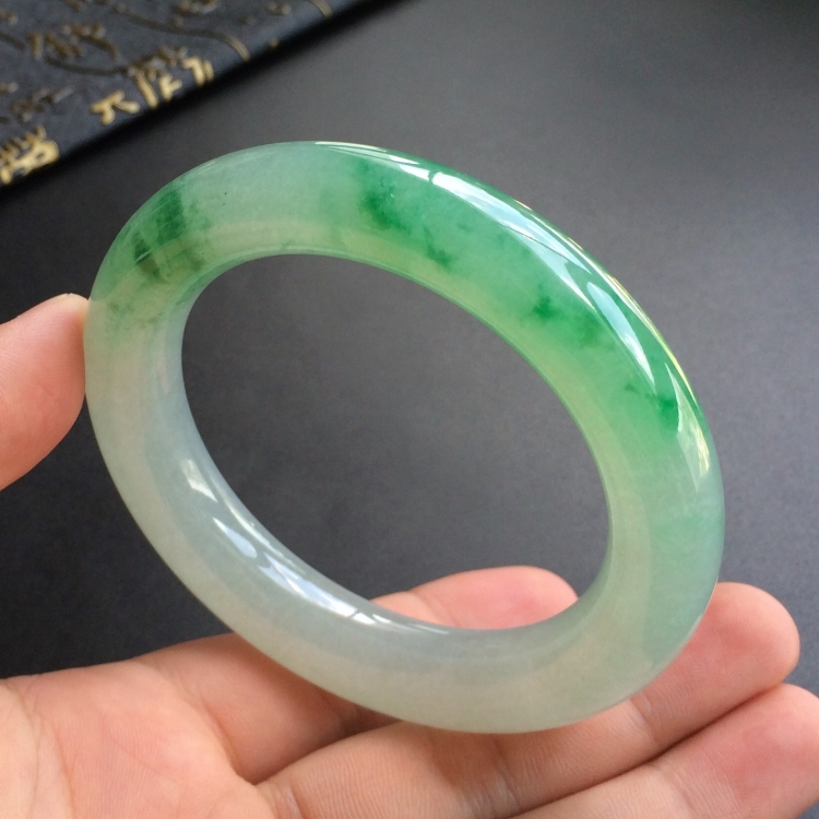 (超值推荐)糯冰种飘绿花圆条手镯(56.5mm)