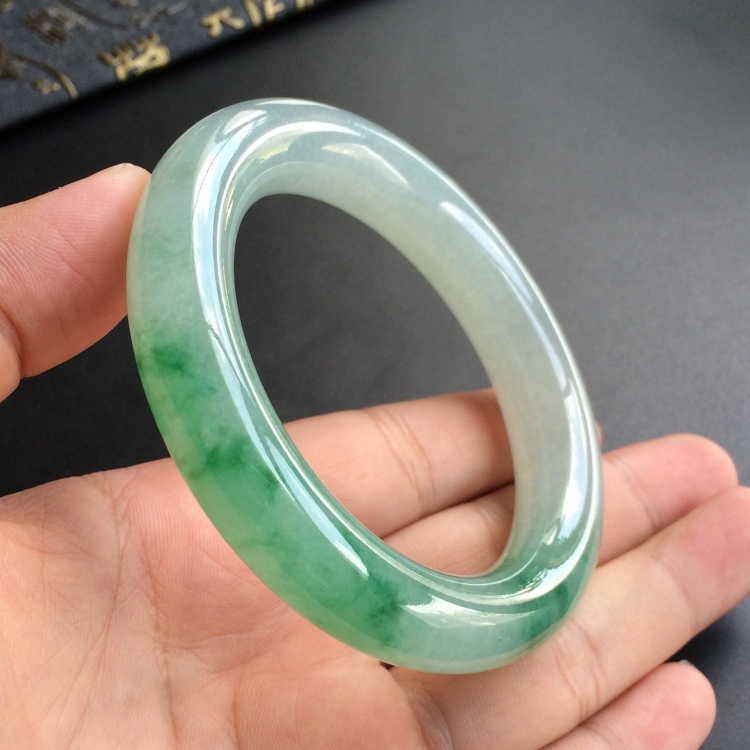 (超值推荐)糯冰种飘绿花圆条手镯(56.5mm)
