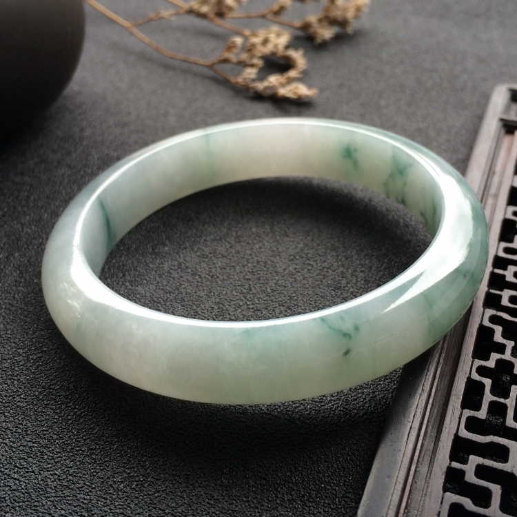 （超值推荐）糯冰种飘花手镯（55.6mm）