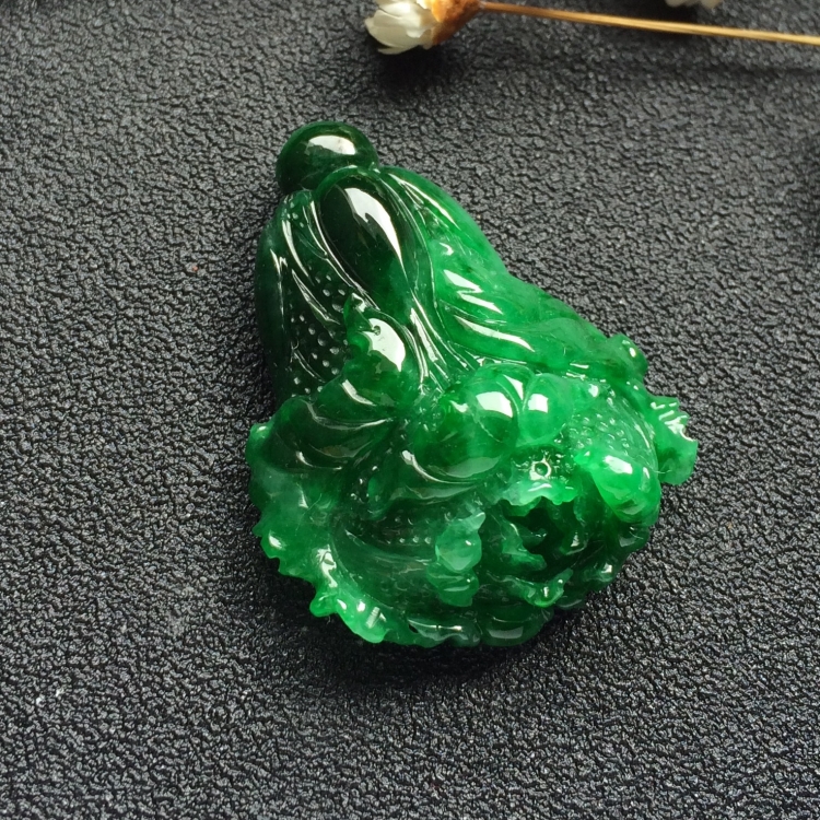 （超值推荐）糯冰种癣加绿白菜挂件