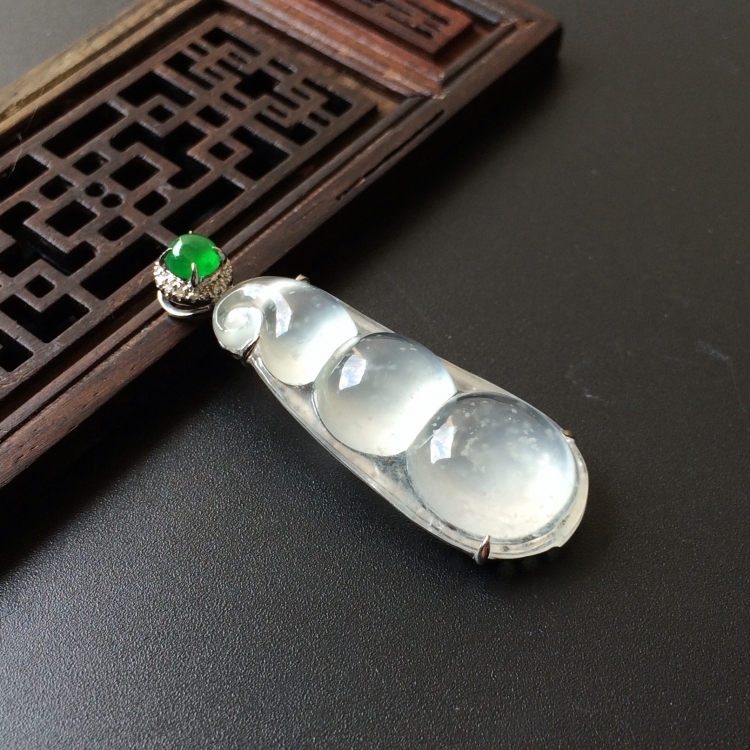 (超值推荐)冰种无色镶白金钻石四季豆胸坠