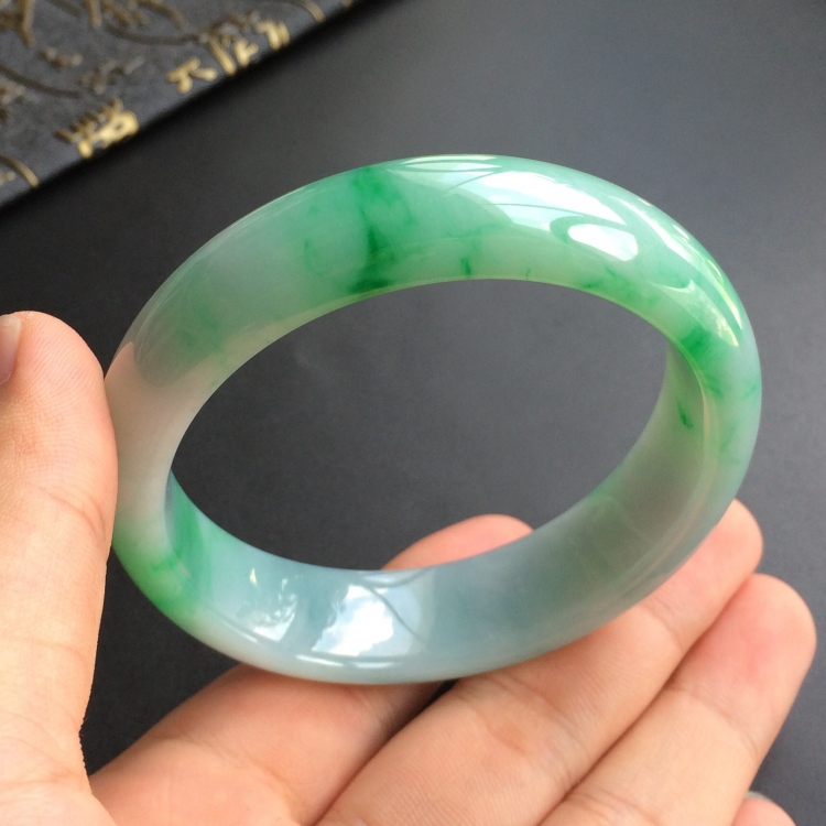 (超值推荐)糯冰种飘翠手镯(57.5mm)