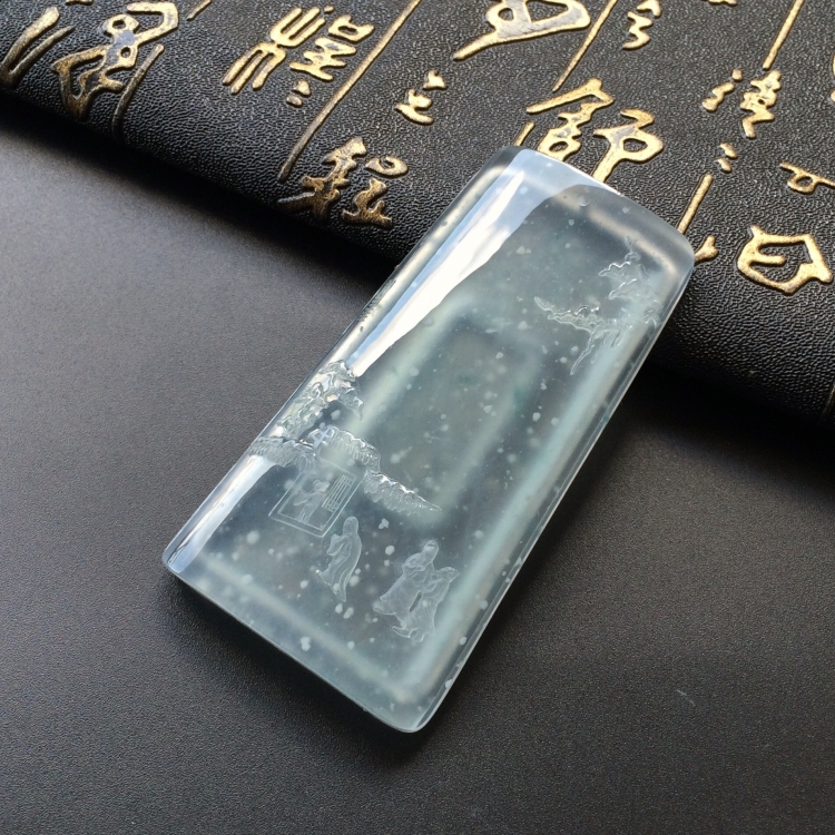 (超值推荐)玻璃种晴水略飘花雪花棉三顾茅庐挂件(玉雕名家加龙作品)