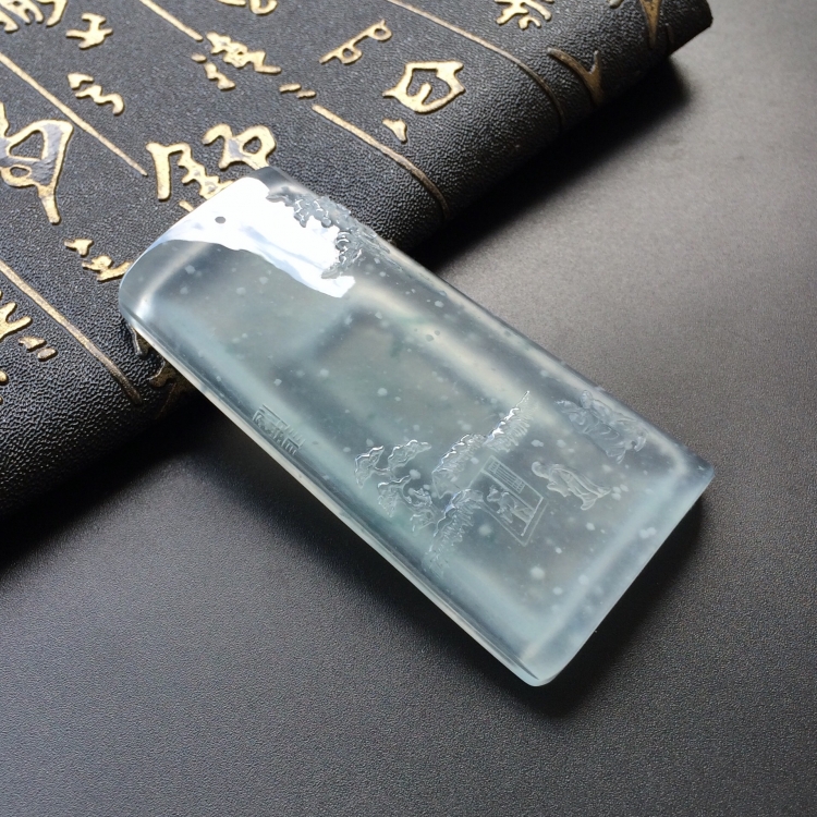 (超值推荐)玻璃种晴水略飘花雪花棉三顾茅庐挂件(玉雕名家加龙作品)