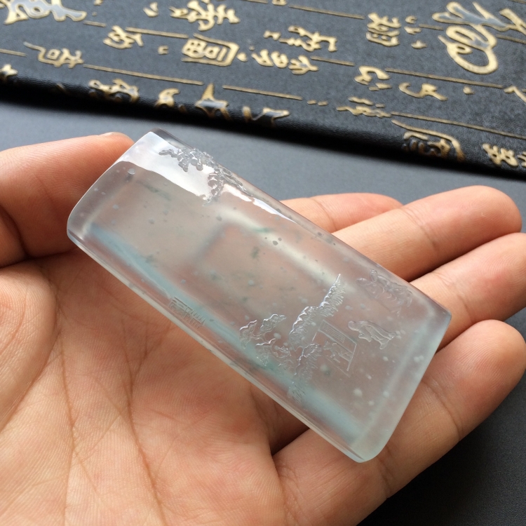 (超值推荐)玻璃种晴水略飘花雪花棉三顾茅庐挂件(玉雕名家加龙作品)