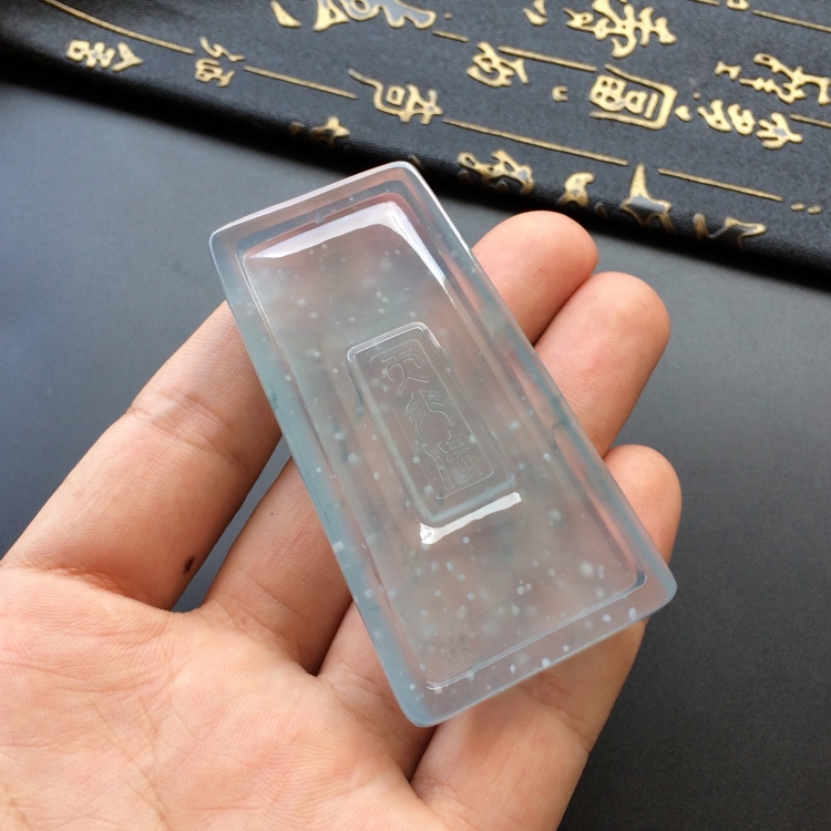 (超值推荐)玻璃种晴水略飘花雪花棉三顾茅庐挂件(玉雕名家加龙作品)