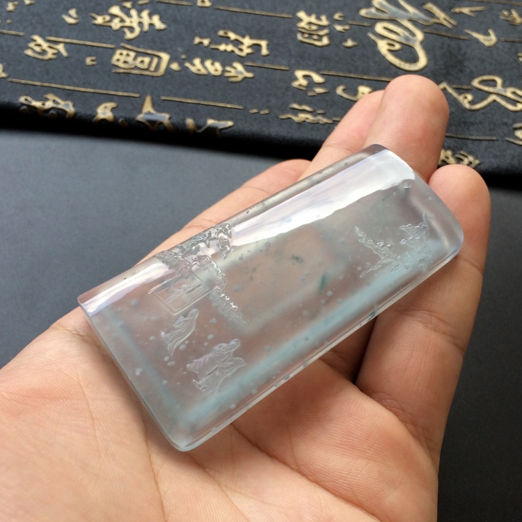 (超值推荐)玻璃种晴水略飘花雪花棉三顾茅庐挂件(玉雕名家加龙作品)