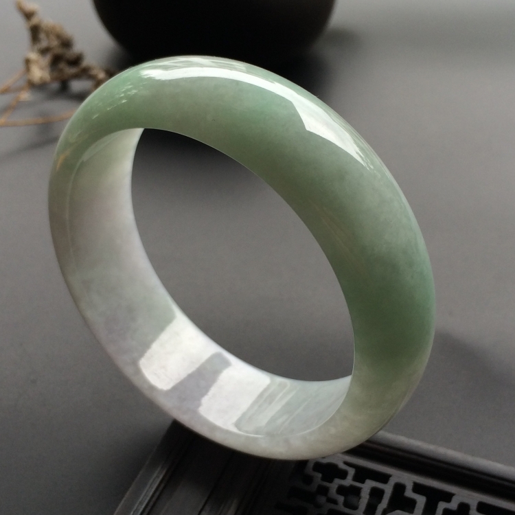（超值推荐）糯冰种淡晴水手镯（56mm）