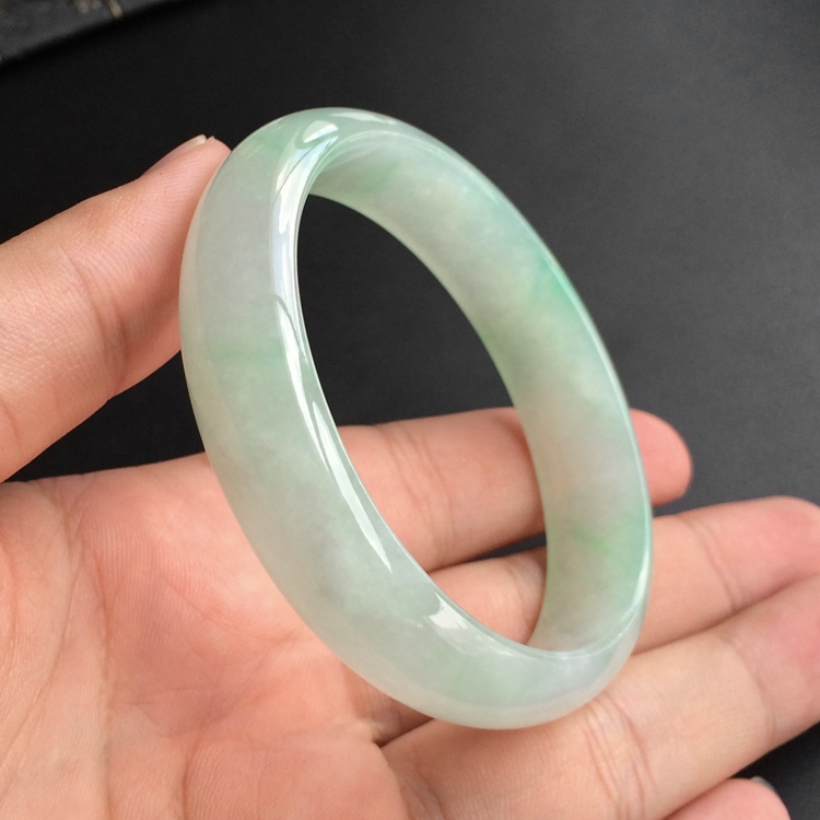 (超值推荐)糯冰种晴水贵妃镯(56.8mm-49.4mm)
