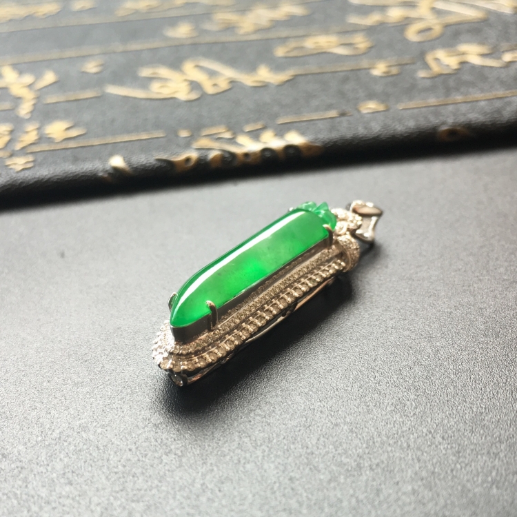 (超值推荐)冰种阳绿镶白金钻石福瓜胸坠