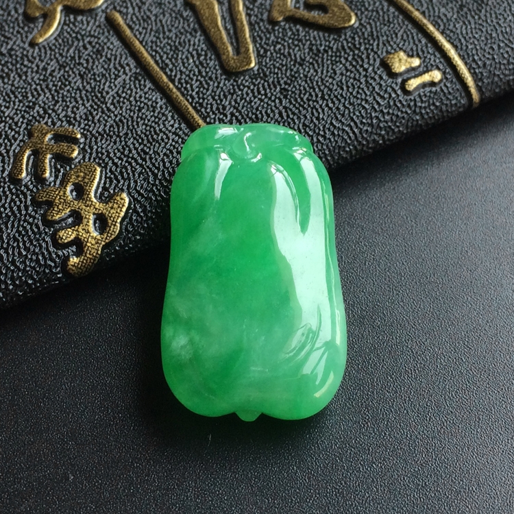 (超值推荐)糯冰种翠色福瓜挂件