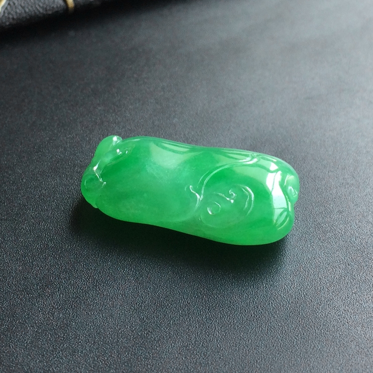 (超值推荐)糯冰种翠色福瓜挂件