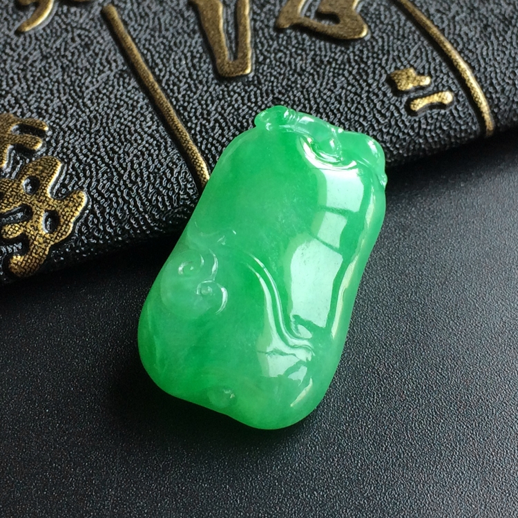(超值推荐)糯冰种翠色福瓜挂件