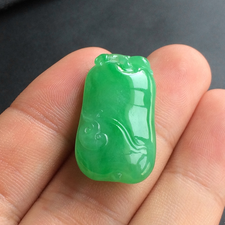 (超值推荐)糯冰种翠色福瓜挂件