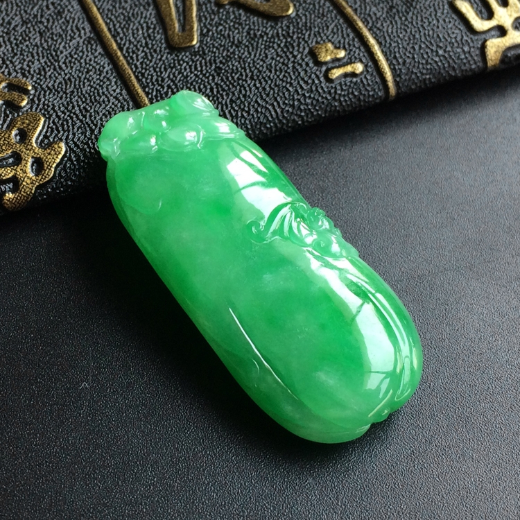 (超值推荐)糯冰种翠色福瓜挂件