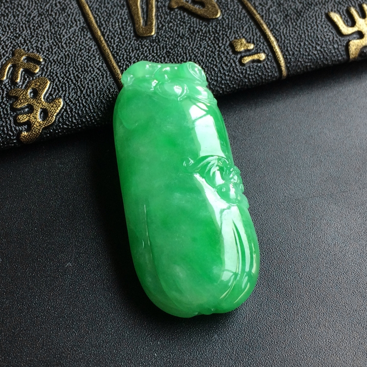 (超值推荐)糯冰种翠色福瓜挂件