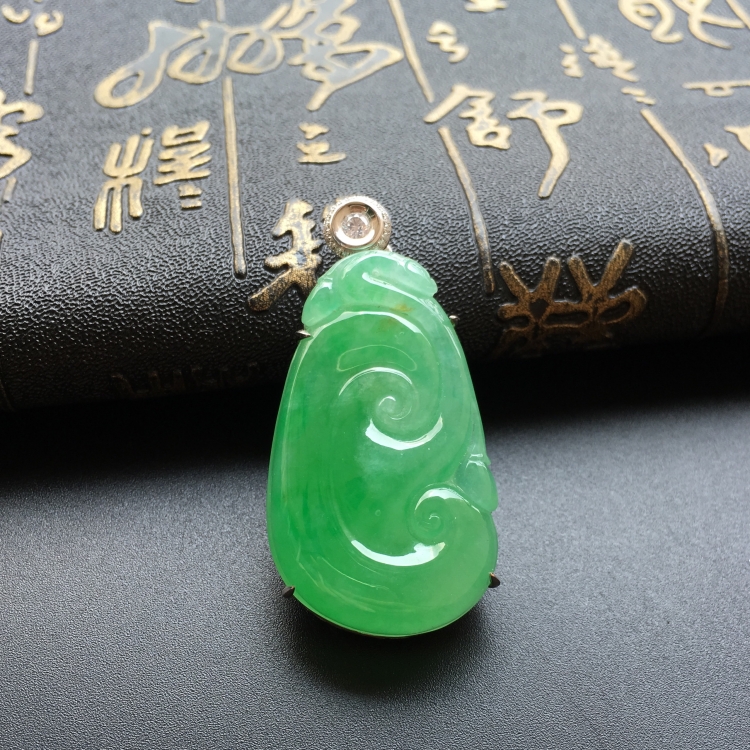 (超值推荐)冰种翠色镶白金钻石如意胸坠