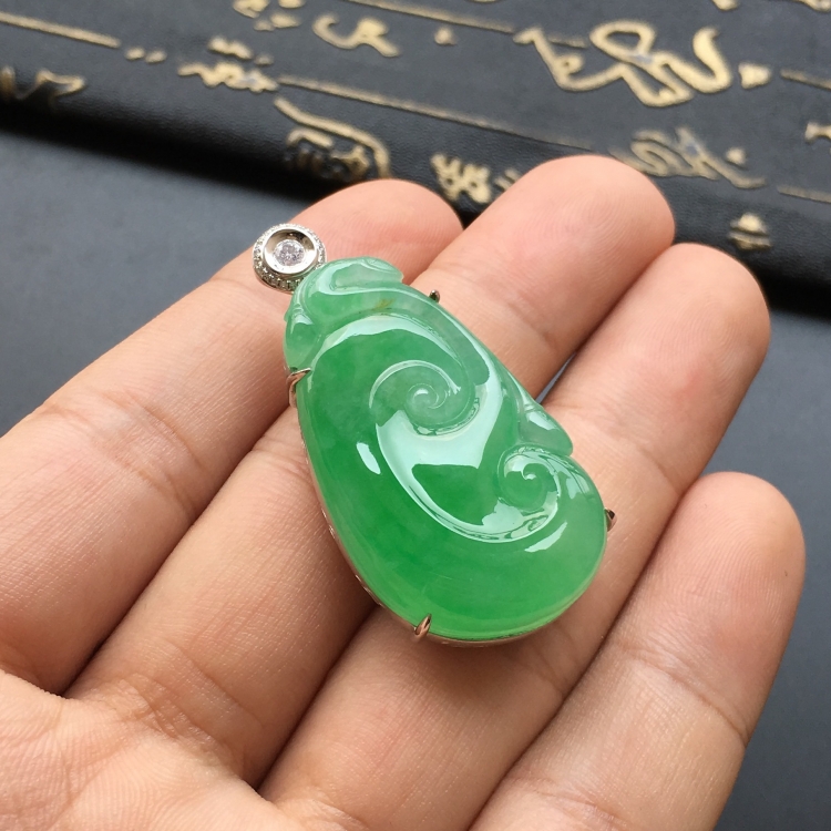 (超值推荐)冰种翠色镶白金钻石如意胸坠