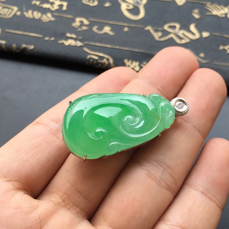 (超值推荐)冰种翠色镶白金钻石如意胸坠
