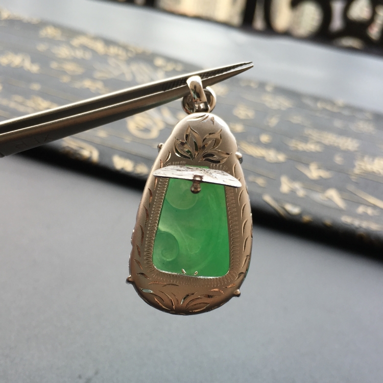(超值推荐)冰种翠色镶白金钻石如意胸坠