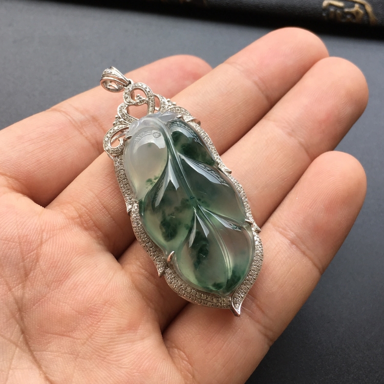 (超值推荐)冰种飘花镶白金钻石玉叶胸坠