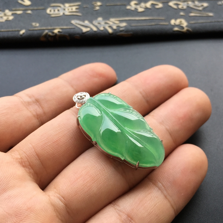 (超值推荐)冰种绿晴水镶白金钻石玉叶胸坠