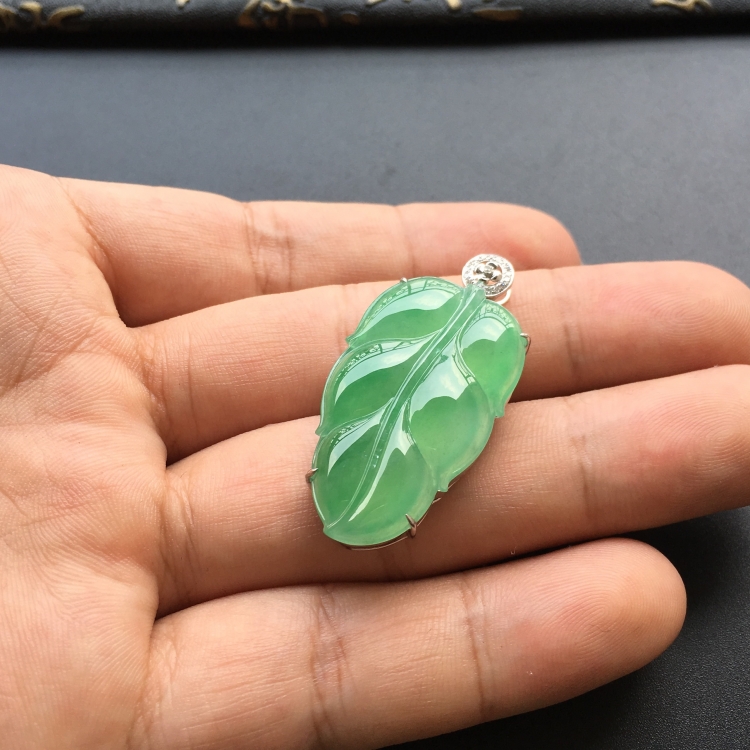 (超值推荐)冰种绿晴水镶白金钻石玉叶胸坠