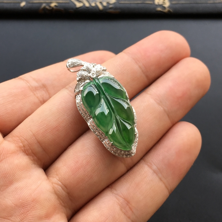 (超值推荐)冰种油绿镶白金钻石玉叶胸坠