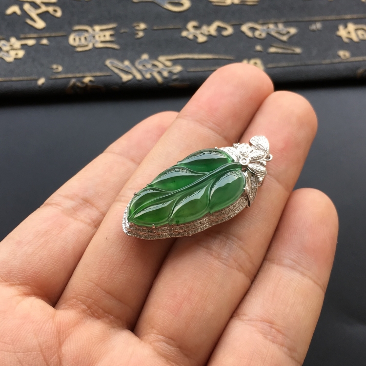 (超值推荐)冰种油绿镶白金钻石玉叶胸坠
