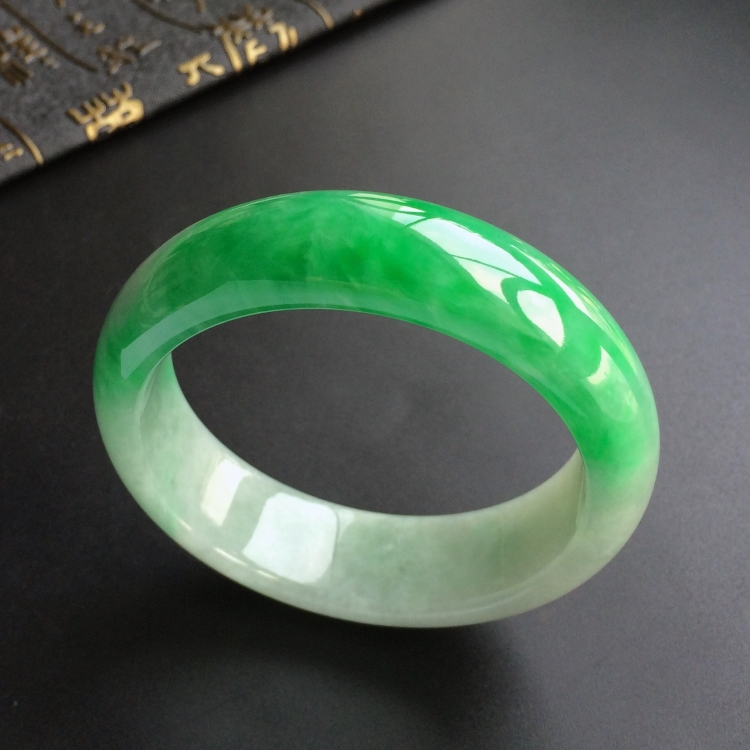 (超值推荐)糯冰种飘阳绿手镯(57.1mm)